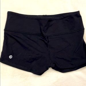 Lululemon mid rise short - size 8